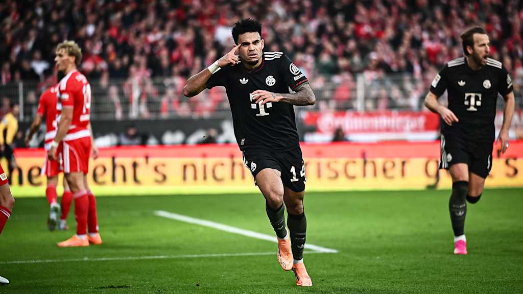 Luis Díaz jubelt während des Auswärtsspiels des FC Bayern in der Bundesliga bei Union Berlin