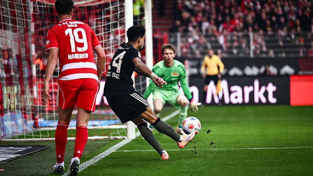 Luis Díaz coloca el balón en la escuadra durante el partido a domicilio del FC Bayern en la Bundesliga contra Union Berlin.