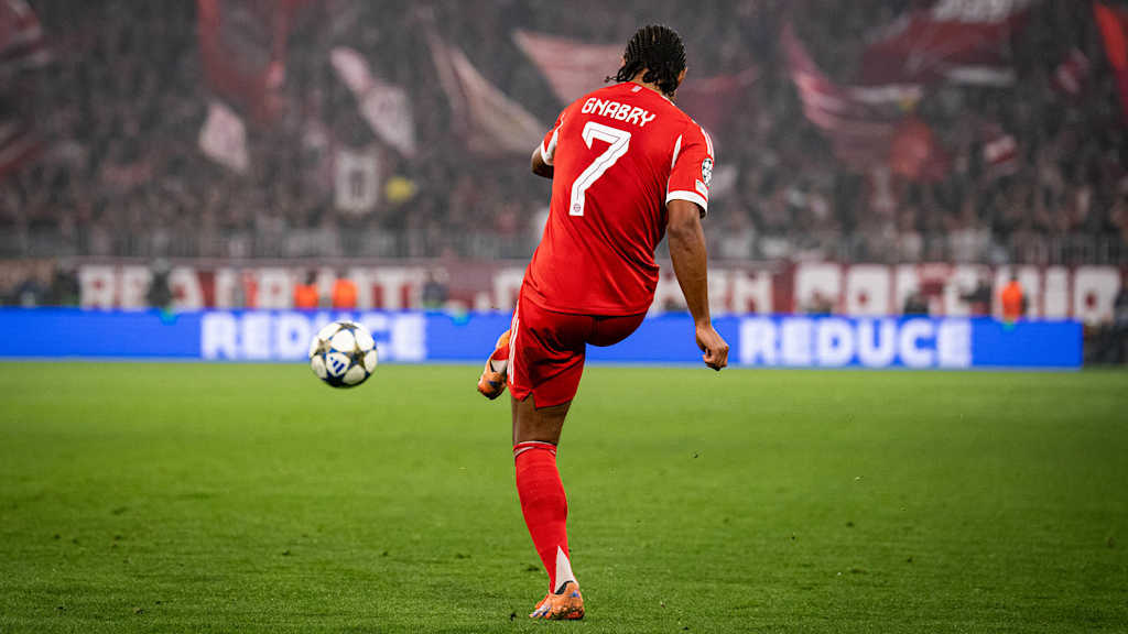 Serge Gnabry passt den Ball in einem Champions League-Heimspiel des FC Bayern.