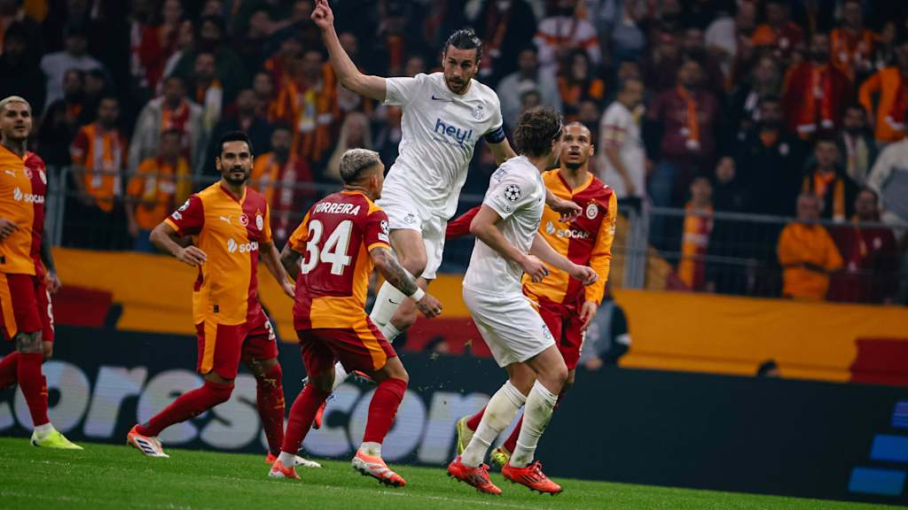 A duel during the match between Union Saint-Gilloise (white) and Galatasaray (yellow and red)