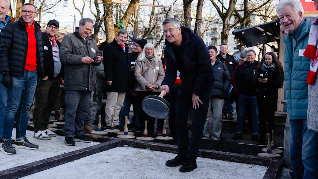 Herbert Heiner practicando curling en un evento organizado por el FC Bayern para sus socios.