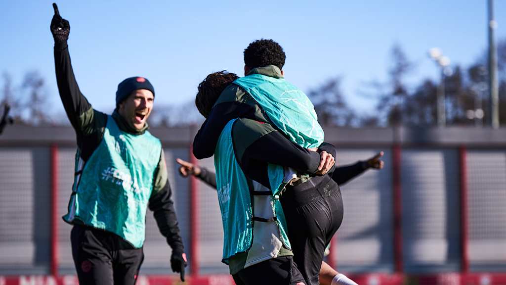 Leon Goretzka celebra con el dedo levantado junto a sus compañeros en el último entrenamiento del FC Bayern antes del partido de Champions League contra el Union Saint-Gilloise.