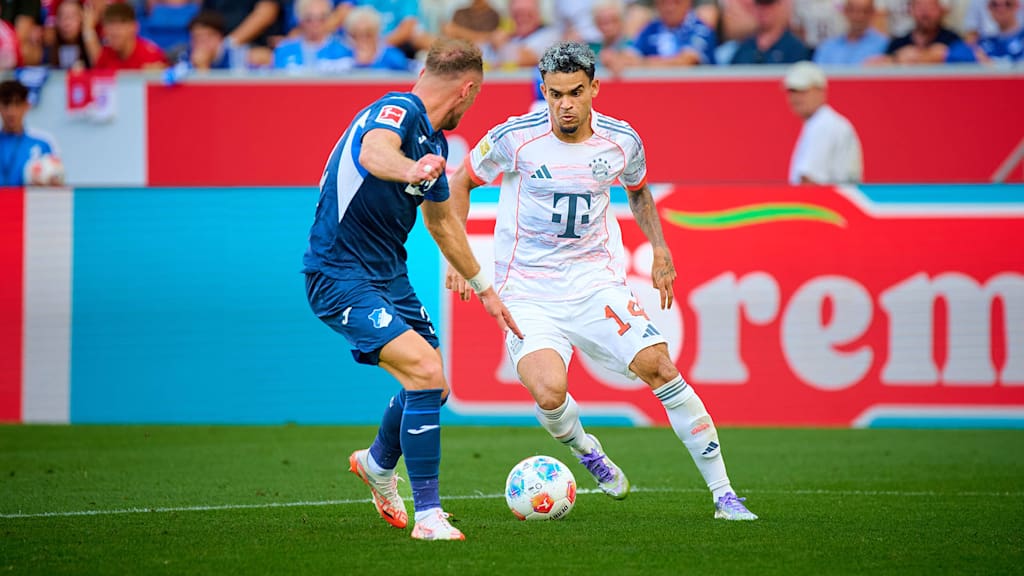 Luis Diaz dribbles with the ball during FC Bayern's Bundesliga match at TSG 1899 Hoffenheim.