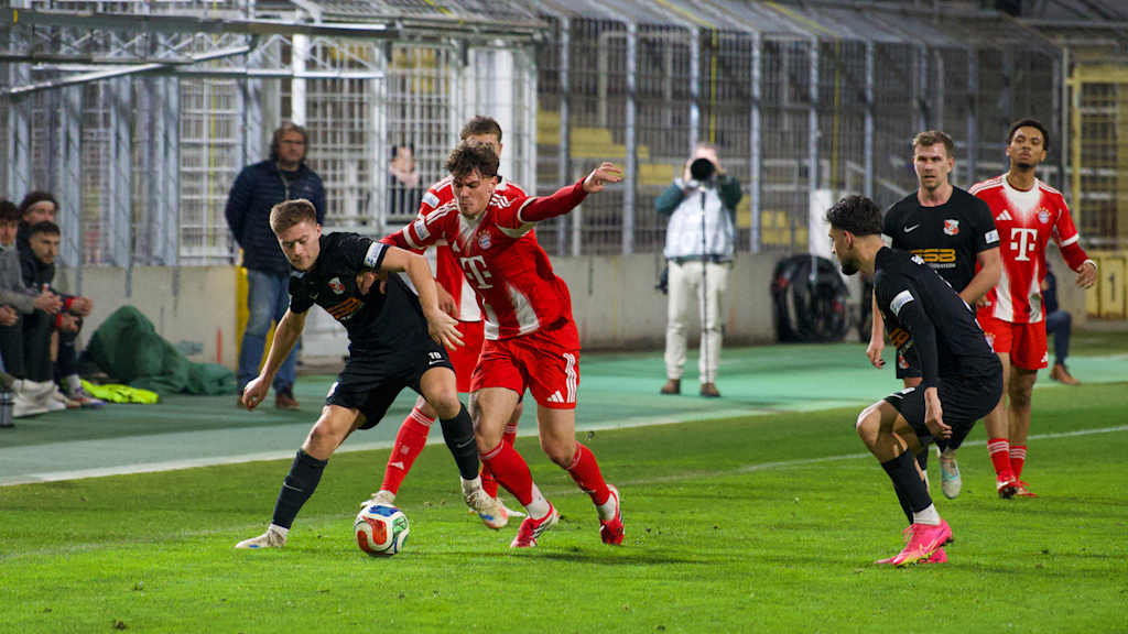 Louis Richter im Duell mit einem Gegenspieler.
