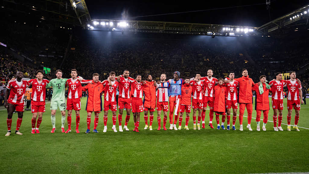 El equipo delante de la afición del Bayern en Dortmund.