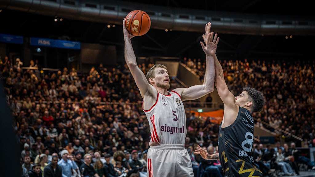 Niels Giffey Dunk