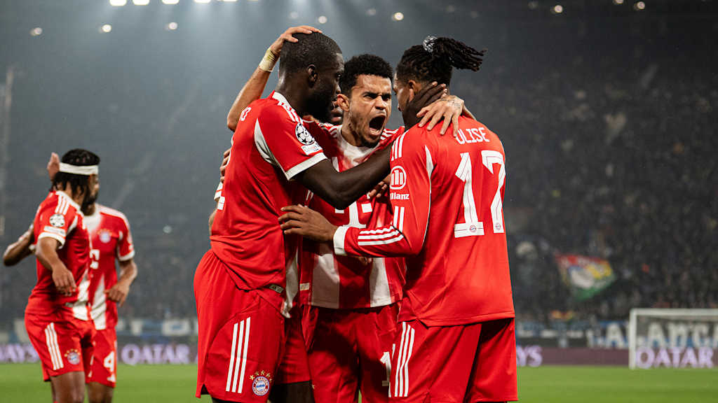 Luis Diaz jubelt mit Michael Olise nach dem 2:0 im Hinspiel des FC Bayern bei Atalanta Bergamo im Champions League Achtelfinale