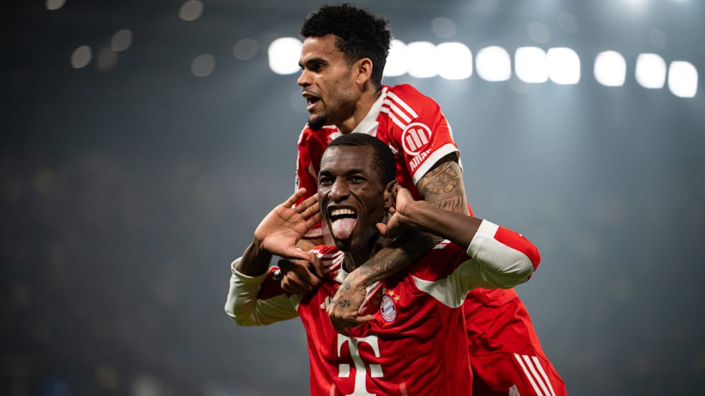 Nicolas Jackson jubelt mit herausgestreckter Zunge nach dem 4:0 im Hinspiel des FC Bayern bei Atalanta Bergamo im Champions League Achtelfinale