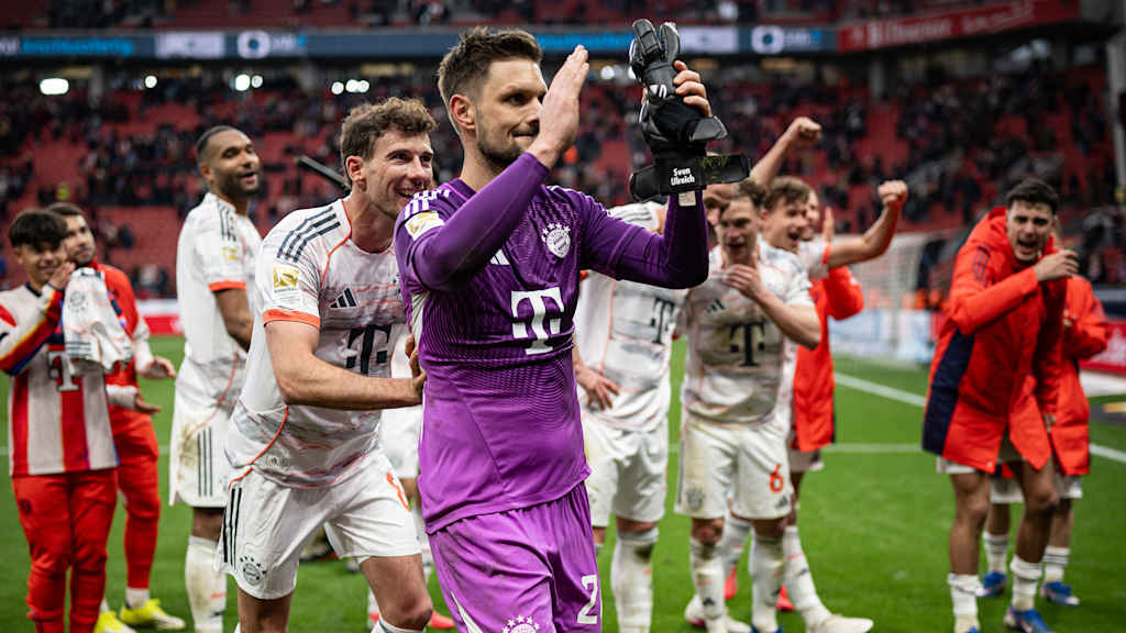 Leon Goretzka schiebt Sven Ulreich vor die Fankurve der Bayern-Fans in Leverkusen, um ihn zu feiern