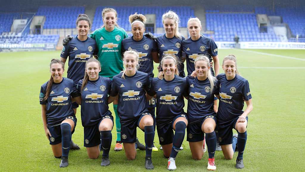 Die offiziell erste Frauenmannschaft vom Manchester United posiert für ein Teamfoto.