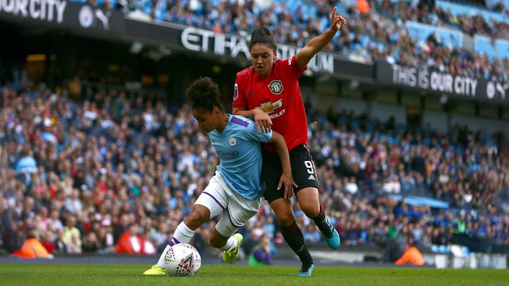 Demi Stokes von Manchester Cityim Duell mit Uniteds Jessica Sigsworth.