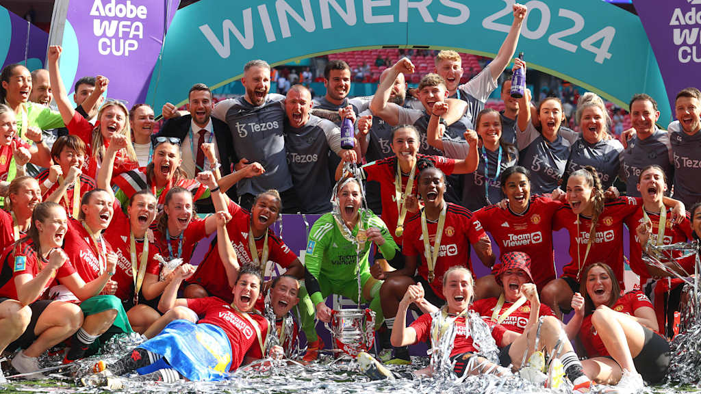 Das Team der Manchester United-Frauen posiert mit der FA-Cup Trophäe.