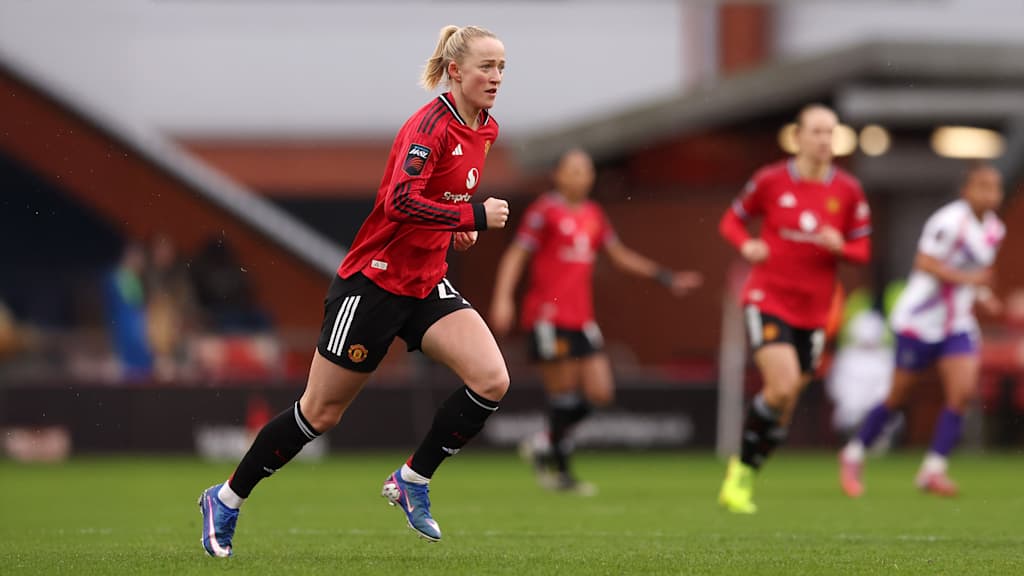Lea Schüller rennt im Trikot von Manchester United.