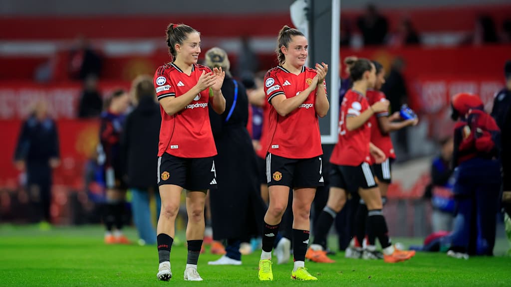 Ella Toone und Maya Le Tissier klatschen.