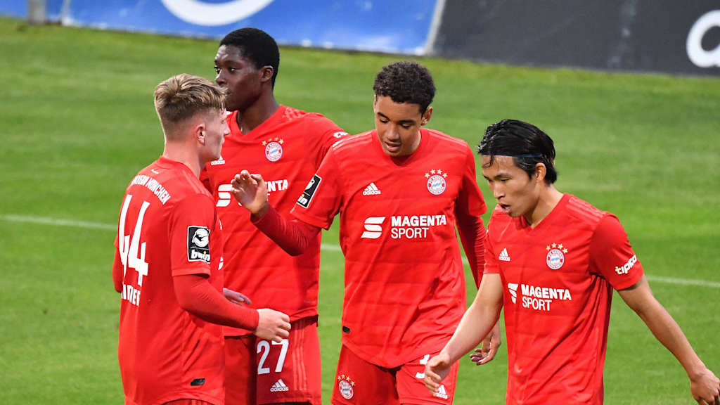 Jamal Musiala, Wooyeong Jeong und Derrick Köhn im roten Trikot der FC Bayern Amateure.