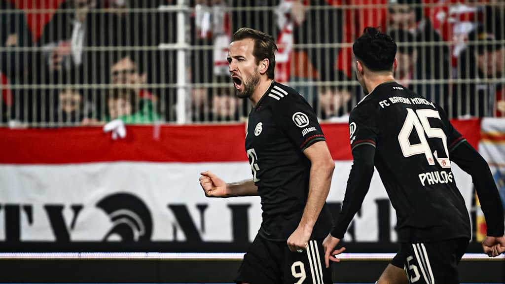 Harry Kane bejubelt den Ausgleichstreffer während des Auswärtsspiels des FC Bayern in der Bundesliga bei Union Berlin