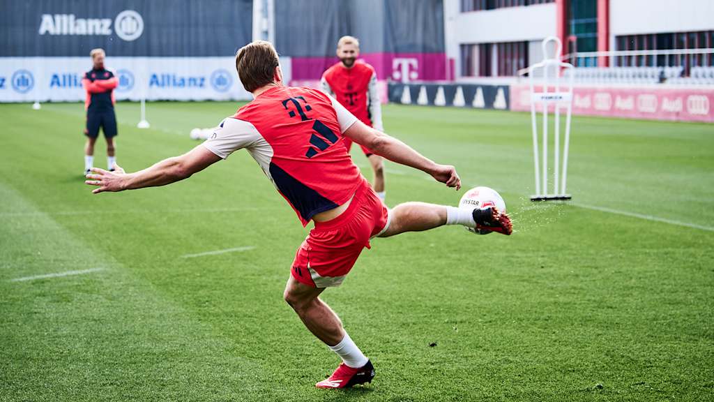 Harry Kane spielt den Ball volley zu Konrad Laimer im Abschlusstraining des FC Bayern vor dem Heimspiel gegen Union Berlin