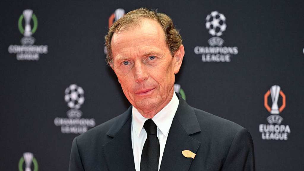 Emilio Butragueño in einem schwarzen Anzug.