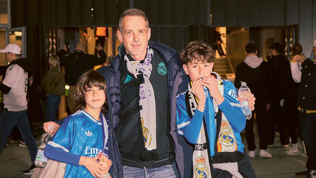 Ein Real Madrid Fan mit seinen beiden Söhnen vor dem Bernabéu.