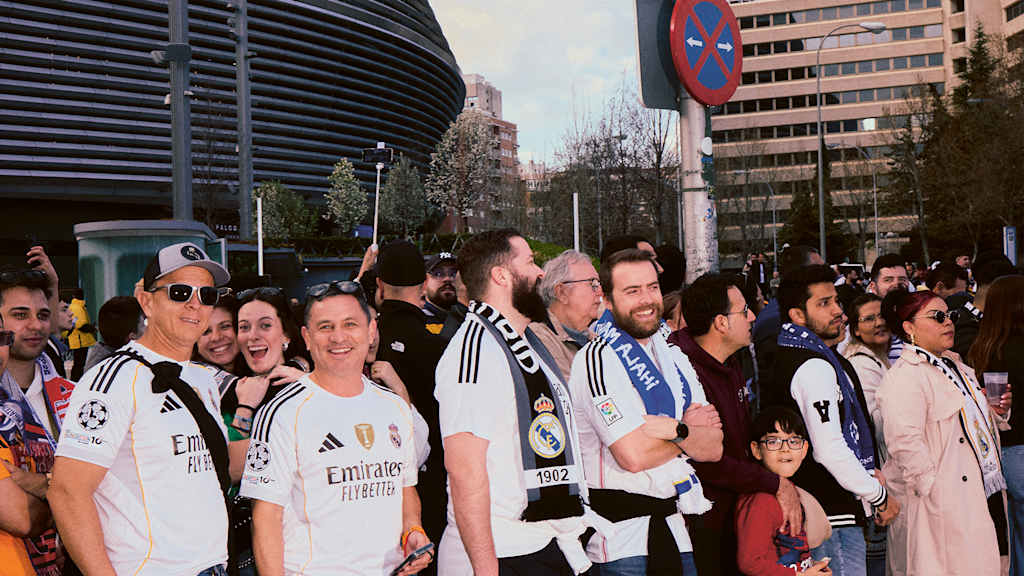 Fans von Real Madrid vor dem Bernabeu.