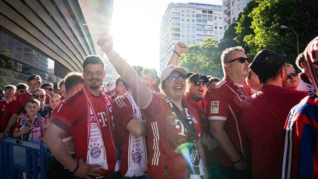 FC Bayern-Fans vor dem Bernabeu-Stadion in Madrid
