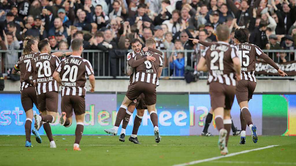 Die Spieler des FC St. Pauli bejubeln ein Tor.
