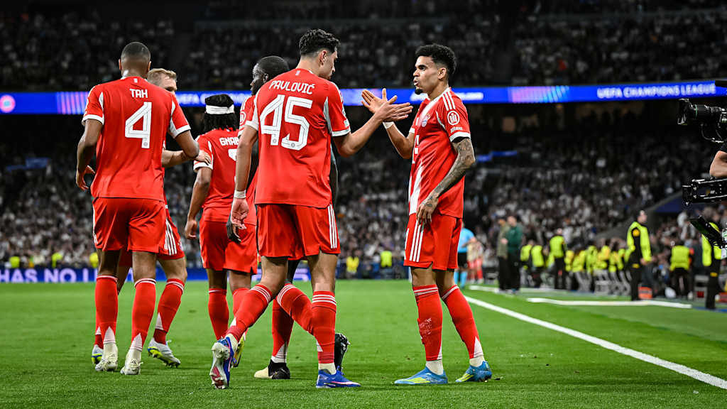Aleksandar Pavlović und Luis Díaz klatschend jubelnd ab während des Viertelfinal-Hinspiels des FC Bayern bei Real Madrid