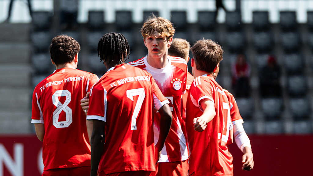 Philipp von Taube bejubelt einen Treffer mit dem Team.