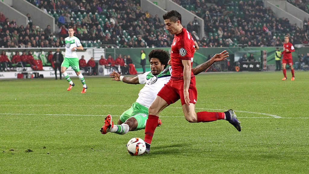 Robert Lewandowski und Dante im Spiel des FC Bayern beim VfL Wolfsburg