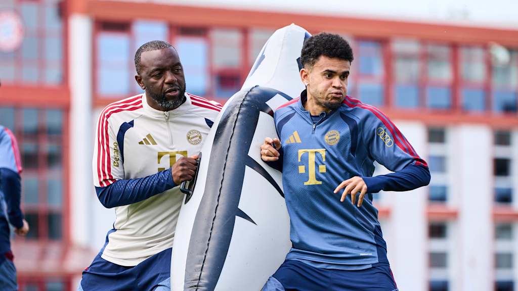Luis Díaz in Blau im Abschlusstraining des FC Bayern vor Wolfsburg