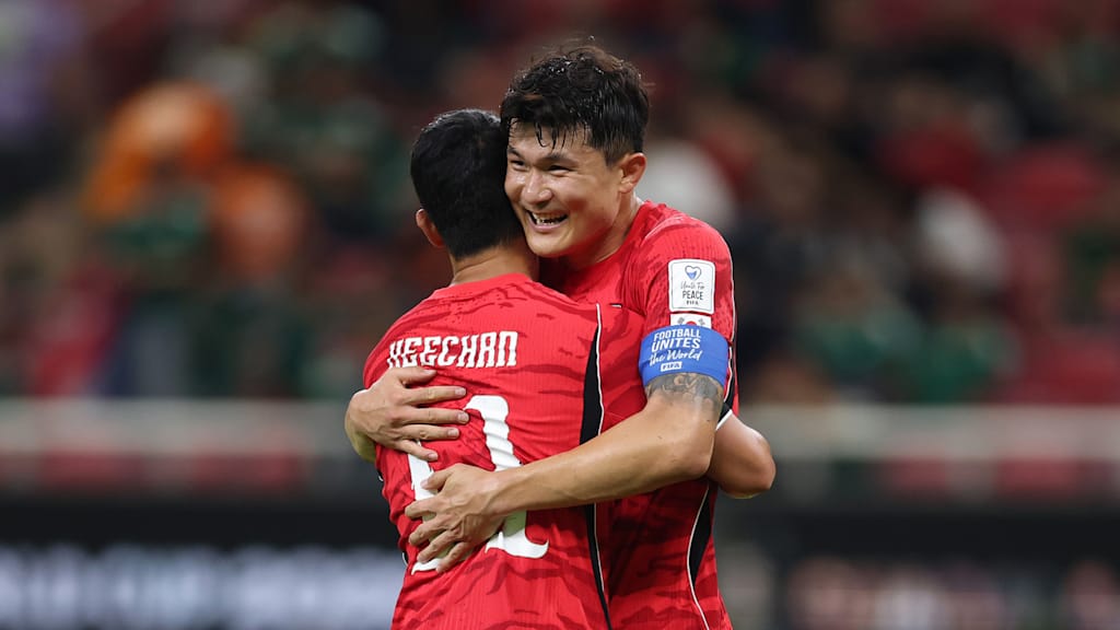 Minjae Kim umarmt einen Teamkollegen beim Sieg Südkoreas gegen Tschechien
