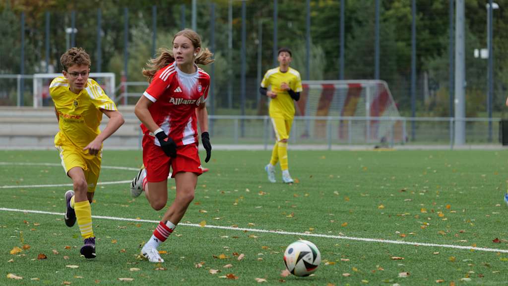 Eine Spielerin der U15 des FC Bayern dribbelt an ihrem Gegenspieler vorbei.
