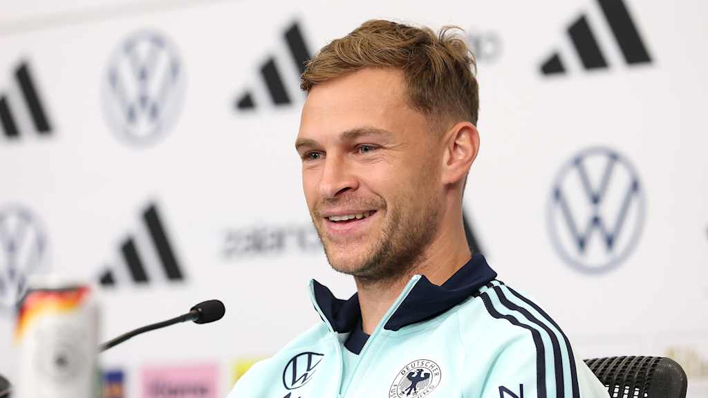 Joshua Kimmich spricht auf einer Pressekonferenz des DFB bei der WM