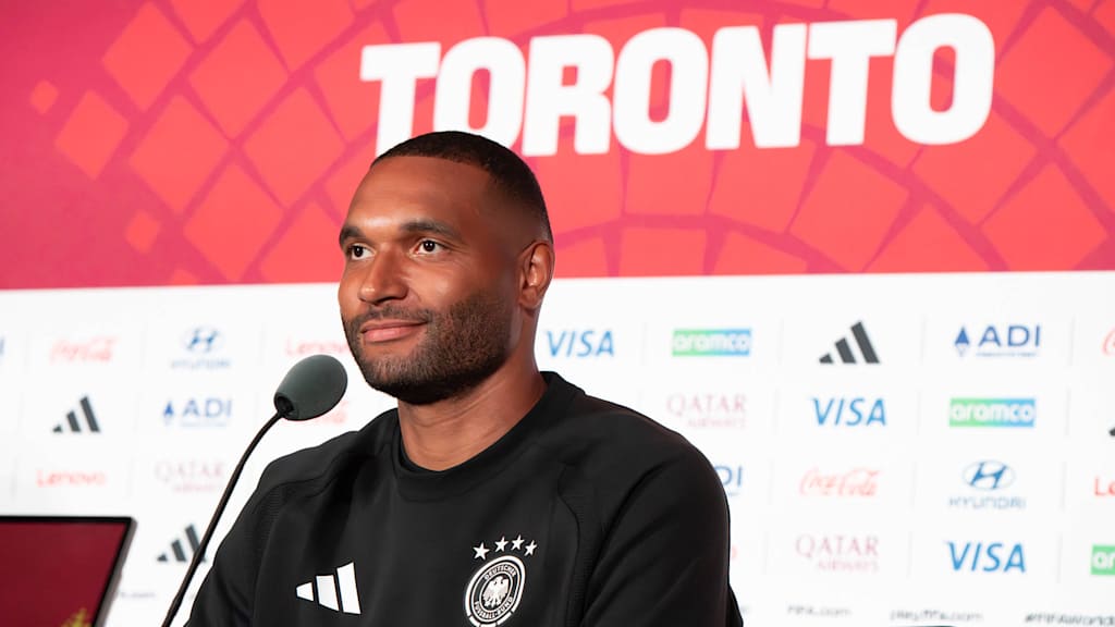 Jonathan Tah spricht auf der Pressekonferenz vor dem WM-Spiel gegen die Elfenbeinküste