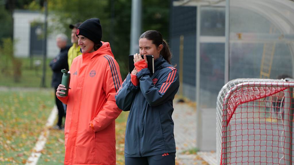 Ivon Karras und Co-Trainerin Jule Kalmer stehen am Spielfeldrand