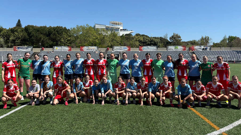 Die Frauen der U17 des FC Bayern posieren zusammen mit der Frauen-Mannschaft von Manchester City auf einem Teamfoto