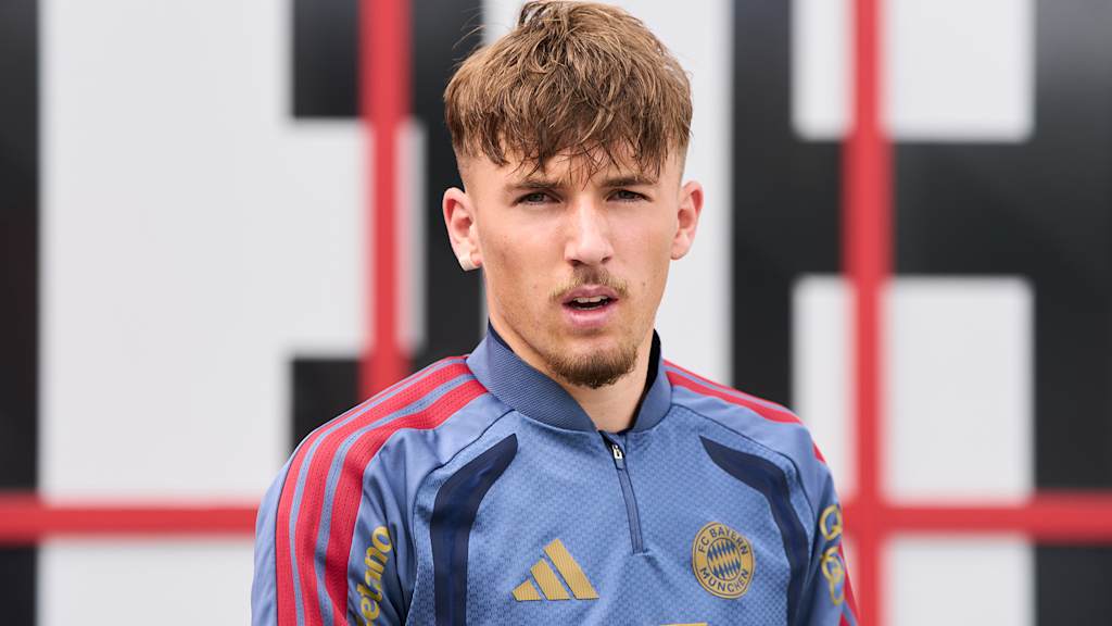 Lennart Karl in Trainingskleidung des FC Bayern