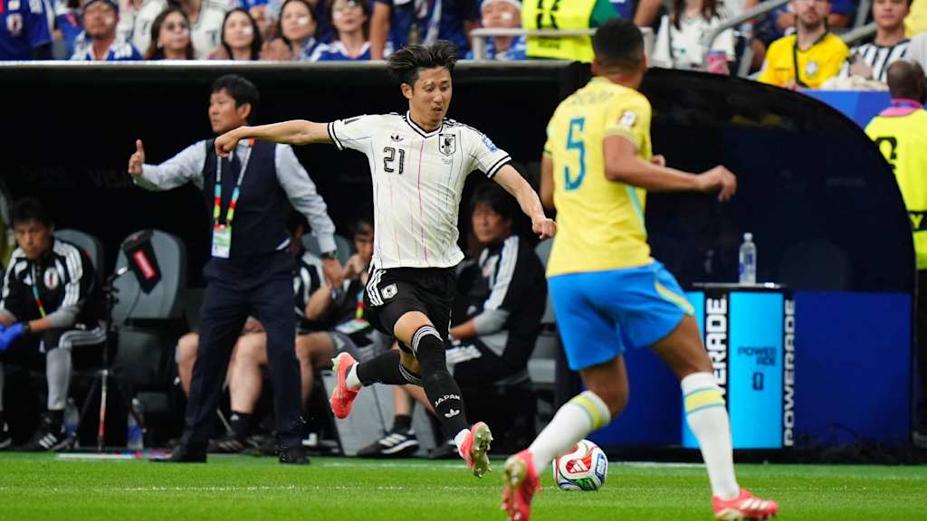 Hiroki Ito schießt im Spiel gegen Brasilien den Ball.