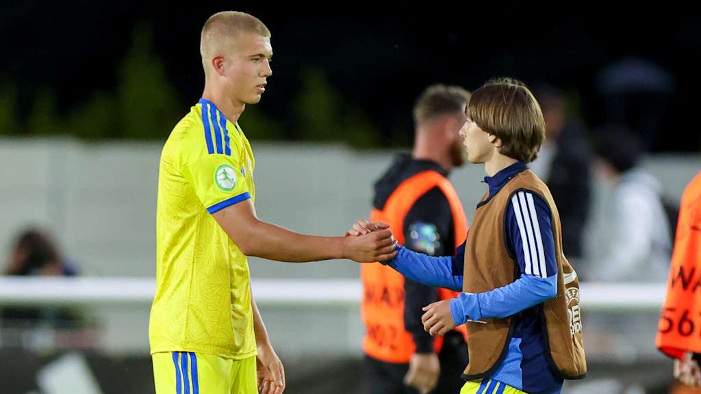 Bogdan Olychenko klatscht mit seinem Mitspieler ab.