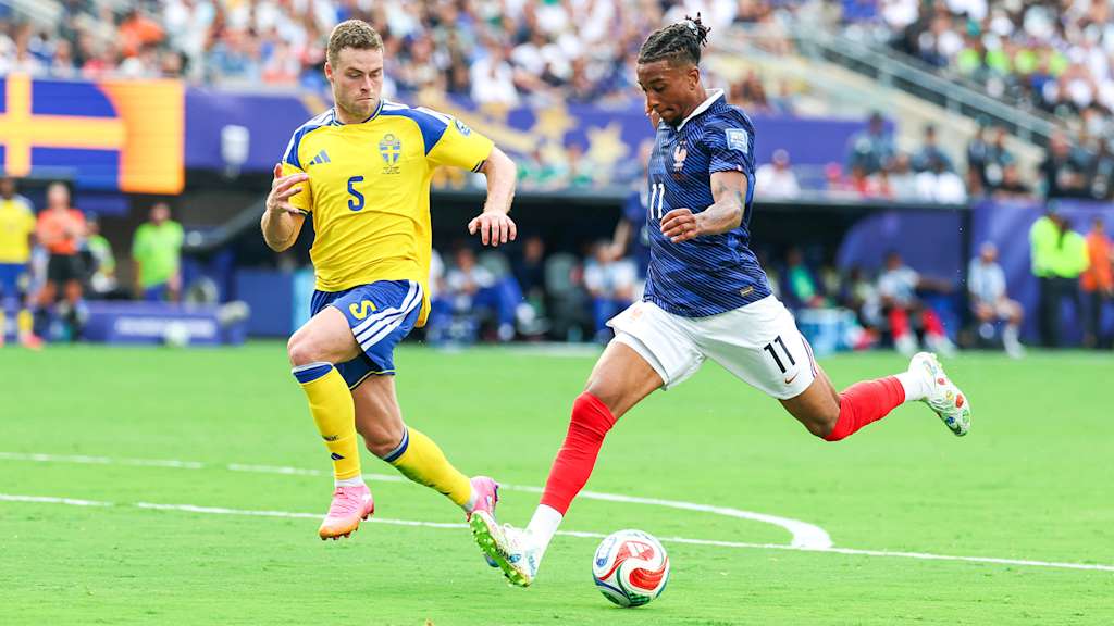 Michael Olise schießt im WM-Spiel gegen Schweden auf das Tor