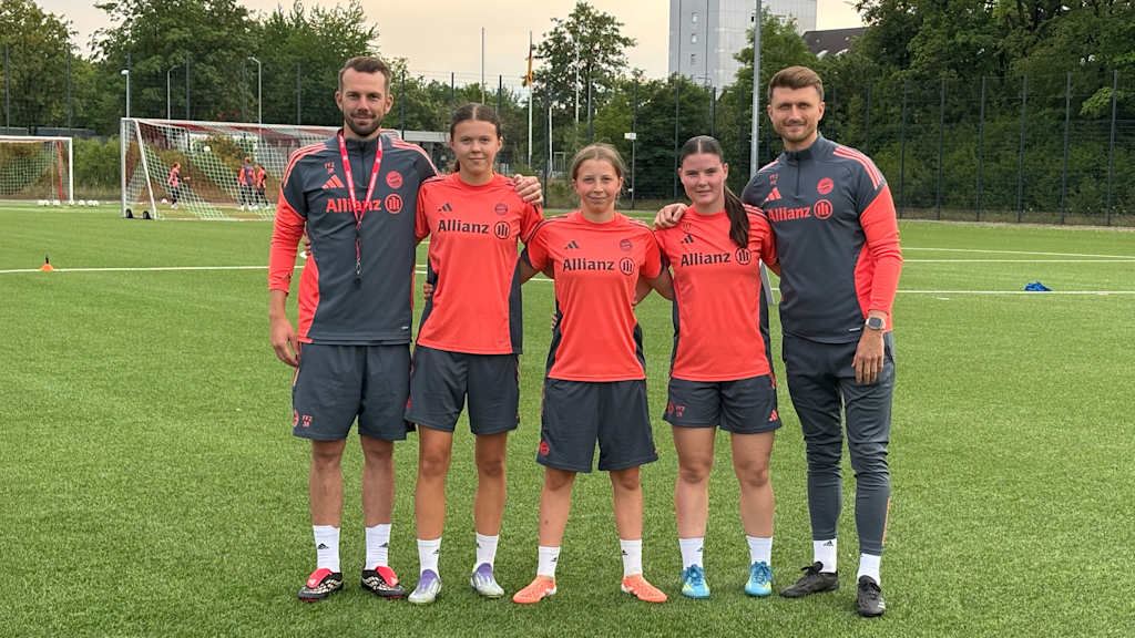Laura Fühler, Clara Choisy und Laura Dafinger gemeinsam mit Cheftrainer Jerome Reisacher und Co-Trainer Michael Schubert am FC Bayern Campus.