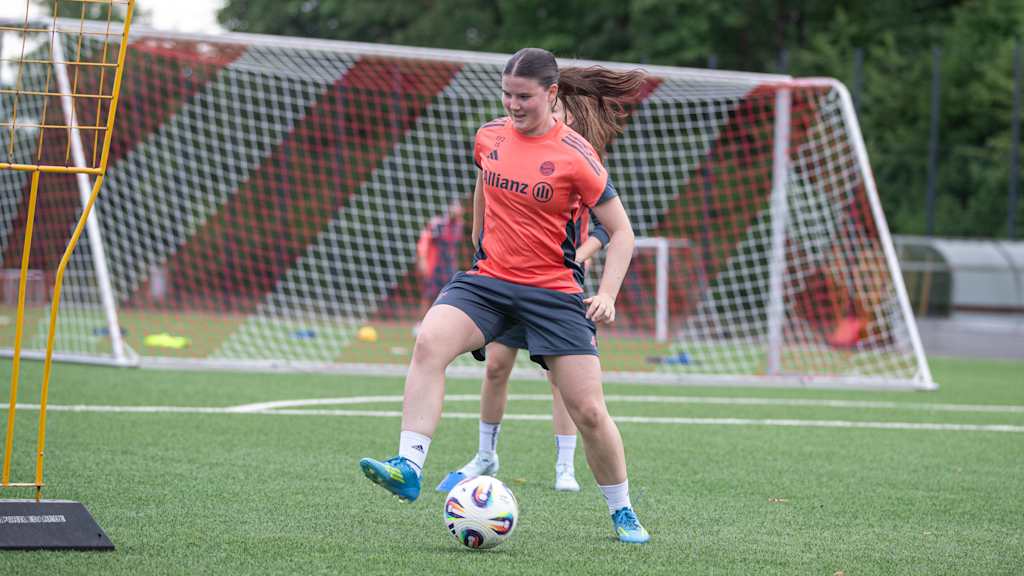 Laura Dafinger während einer Trainingseinheit der FC Bayern Frauen II.