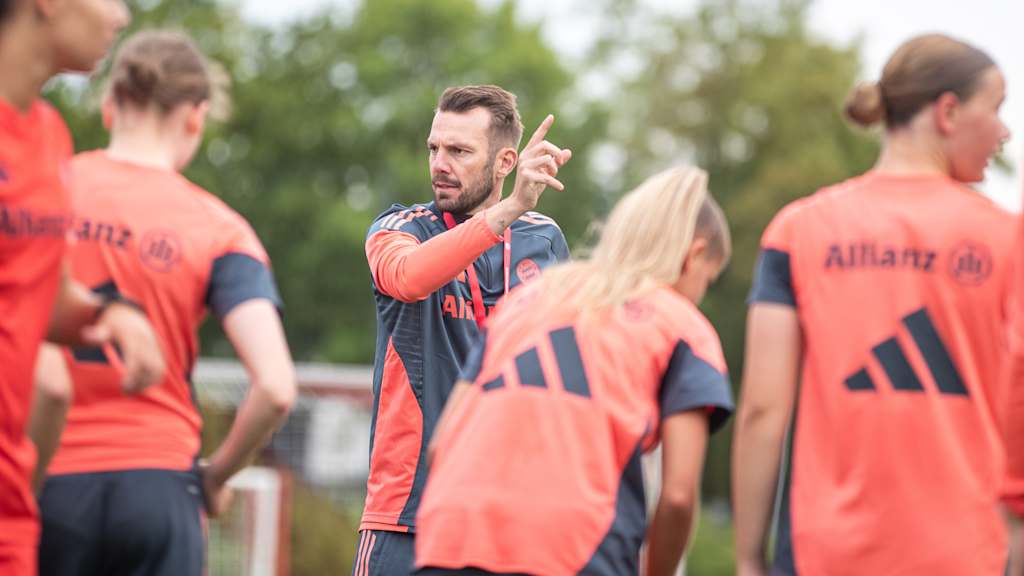 Jerome Reisacher während einer Trainingseinheit der FC Bayern Frauen II.