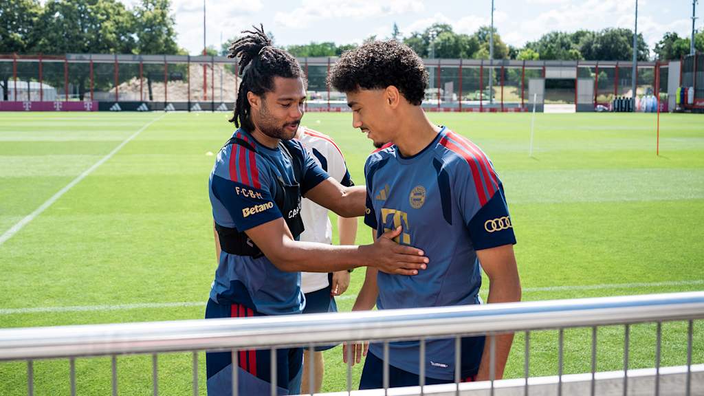 Serge Gnabry und Nathaniel Brown begrüßen sich