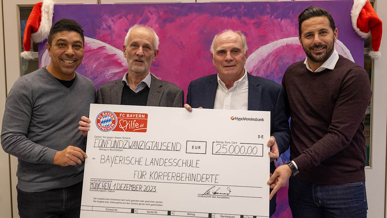 Uli Hoeneß, Claudio Pizarro and Giovane Élber hand over a giant cheque to the Bayerische Landesschule für Körperbehinderte.
