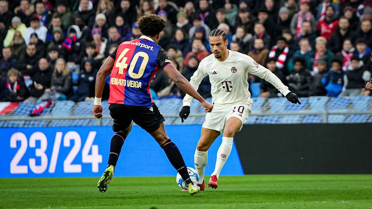 Zweikampf im Testspiel des FC Bayern beim FC Basel in der Wintervorbereitung