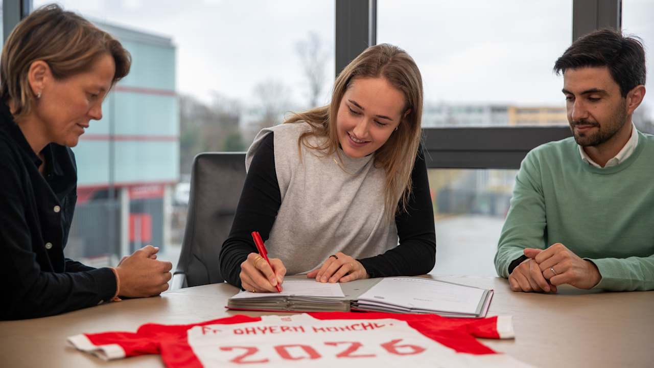 Sydney Lohmann signing her new contract at FC Bayern women