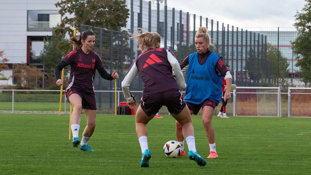Linda Dallmann während des Trainings der FC Bayern Frauen