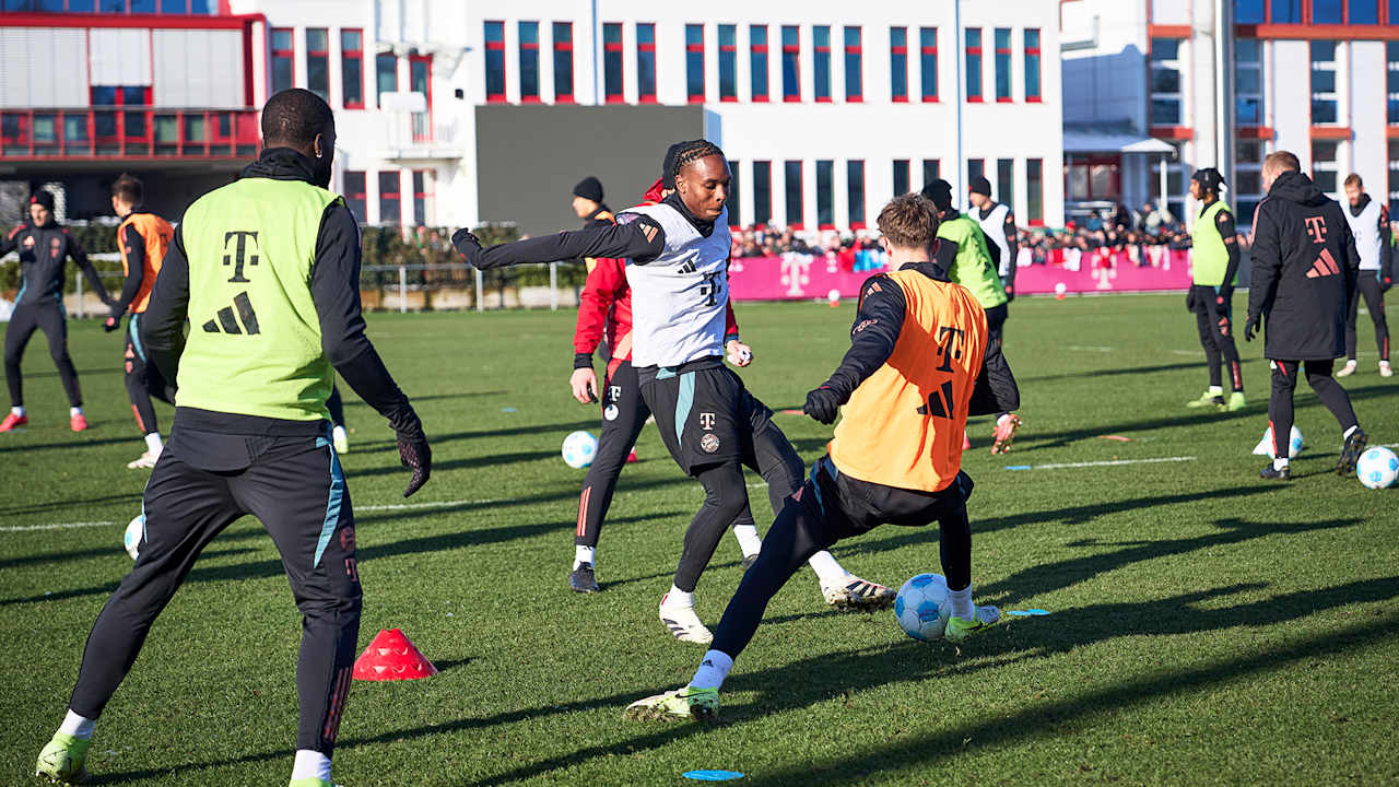 Mathys Tel im Zweikampf im Training des FC Bayern