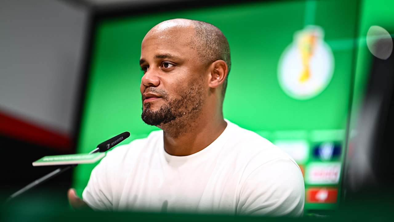 Vincent Kompany auf der Pressekonferenz nach dem Sieg des FC Bayern in der ersten Runde des DFB-Pokals beim SV Wehen Wiesbaden